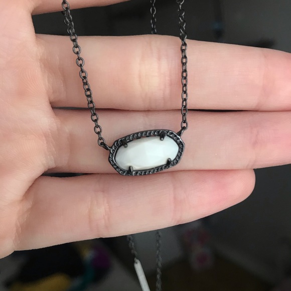 Black and white Kendra Scott necklace - Picture 2 of 2